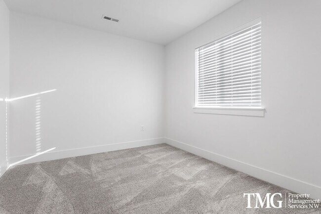 Building Photo - 977 Creer Way