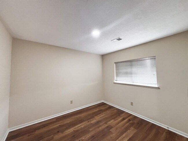 Building Photo - 11114 Springsong Dr