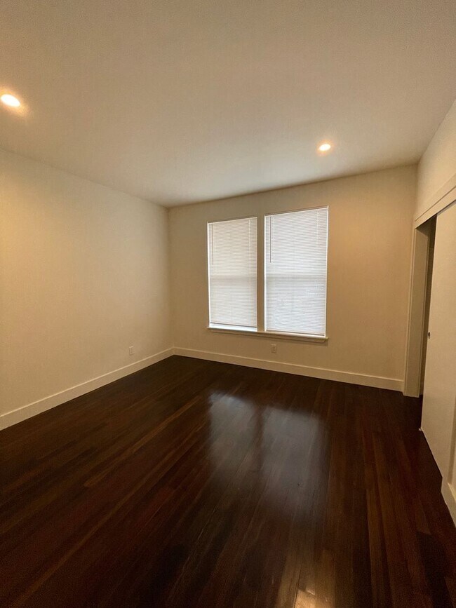 Building Photo - 1/2 Off First Month's Rent, 6Bdrm, 3Bath