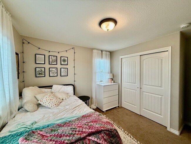 Building Photo - Spacious & Stylish 5-Bedroom Home in Wolf ...