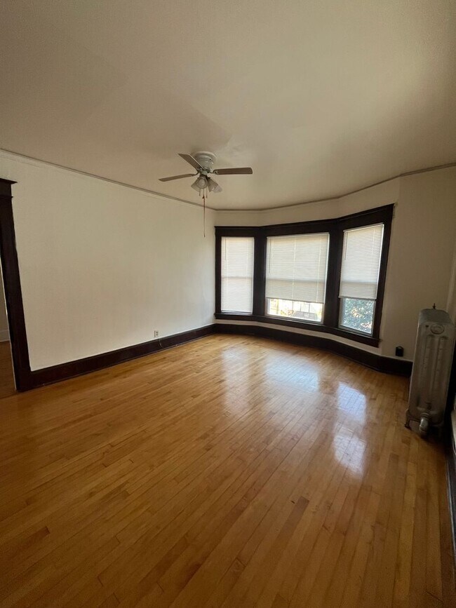 Building Photo - 2BR Upper Unit Off Brady St in the Heart o...