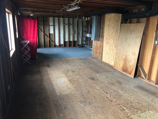 extra space - 280 Prague St