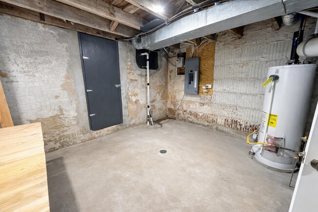 Building Photo - Beautiful 2BR + Den Home with 2 Baths, Modern Kitchen & Central AC