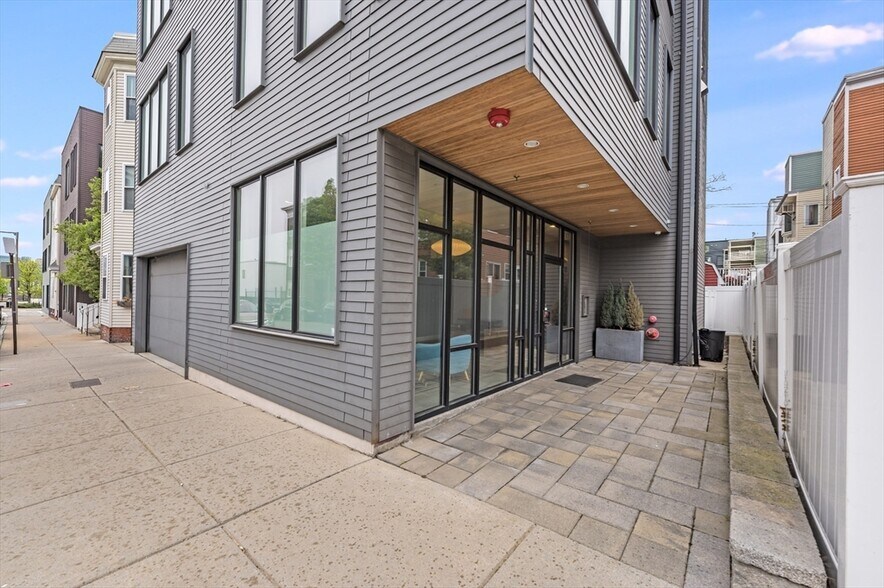 Building Photo - 14 I St