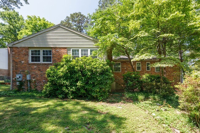 Building Photo - Beautiful Single-Level Home with In-Law Suite and Expansive Yard ***Available Early August 2026***