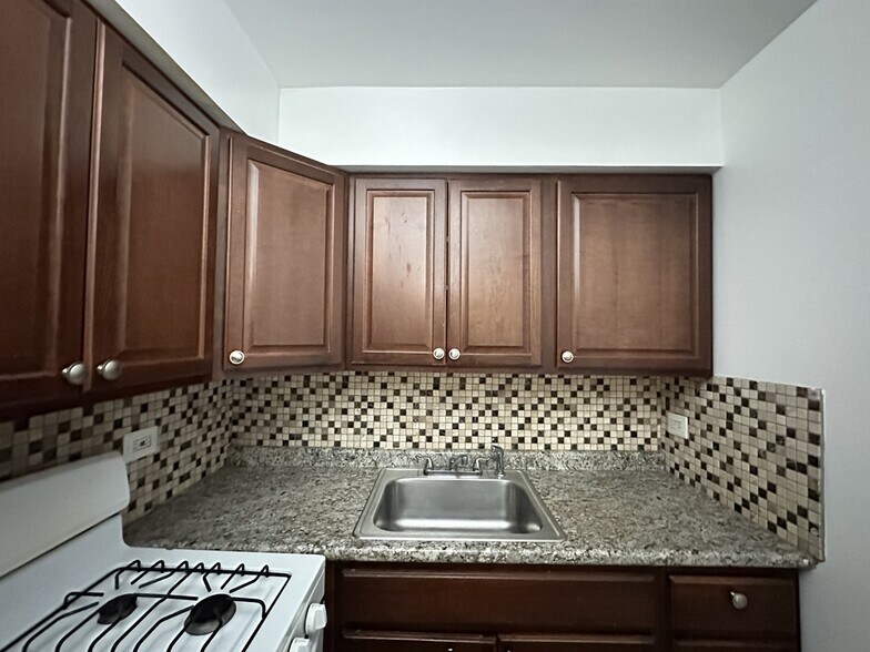 Building Photo - 6830 N Sheridan Rd