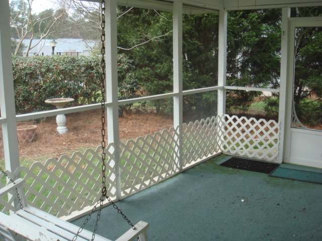 Building Photo - Charming 2-Bedroom Oasis with Screened Porch in Colony Lake