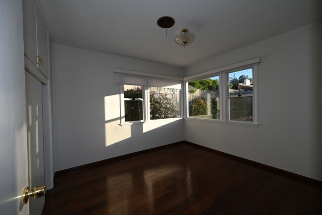 Building Photo - Beautiful Home with Gorgeous Views