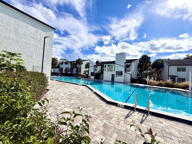 Building Photo - Avalon 2Bedrooms/1Bath Condo with front-row pool view!