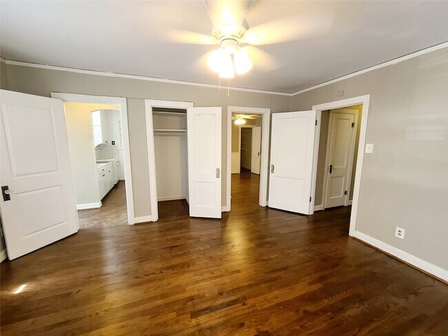 Building Photo - 5920 La Vista Dr