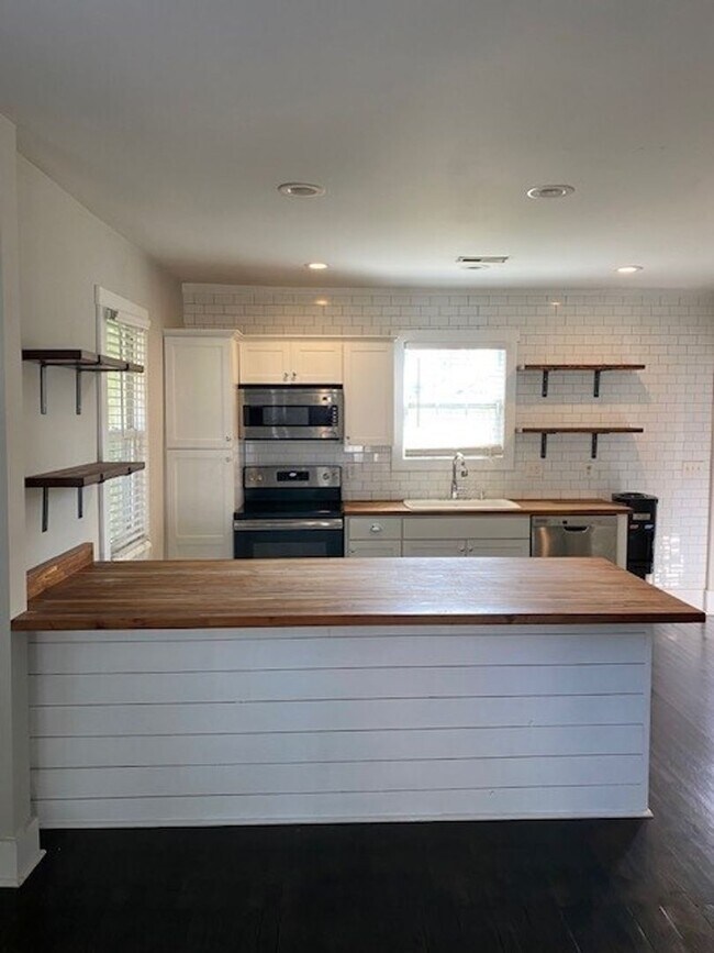 Building Photo - Cargo District home located within walking distance of Downtown Wilmington