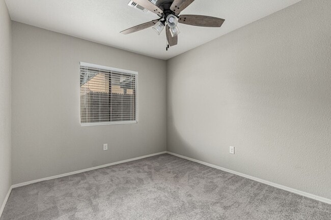 Building Photo - 2 Bedroom 1 Bath Condo in Desirable Chandl...