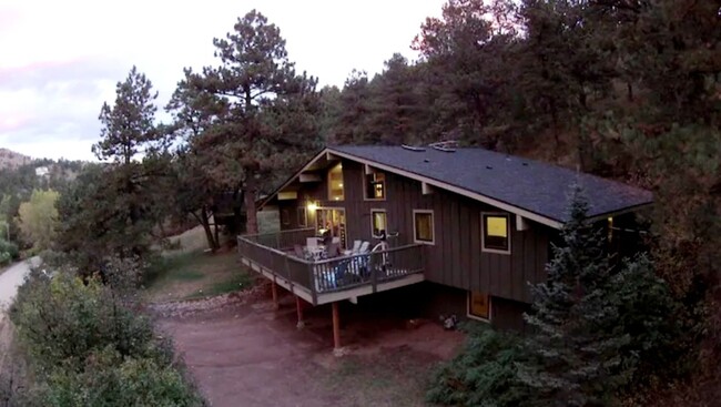 Building Photo - Available Now! Boulder's best kept secret....