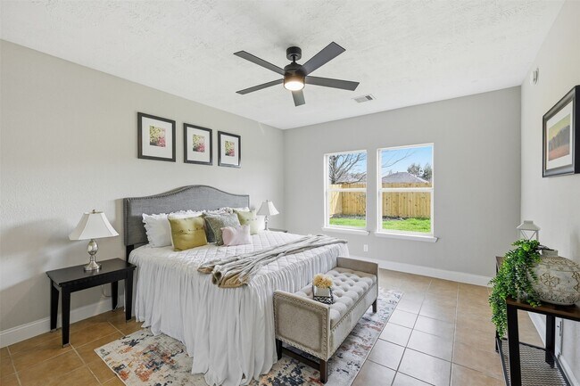 Building Photo - 10922 Woodwind Shadows Dr