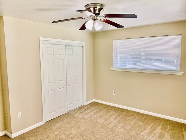 Building Photo - Immaculate home in Broadmoor