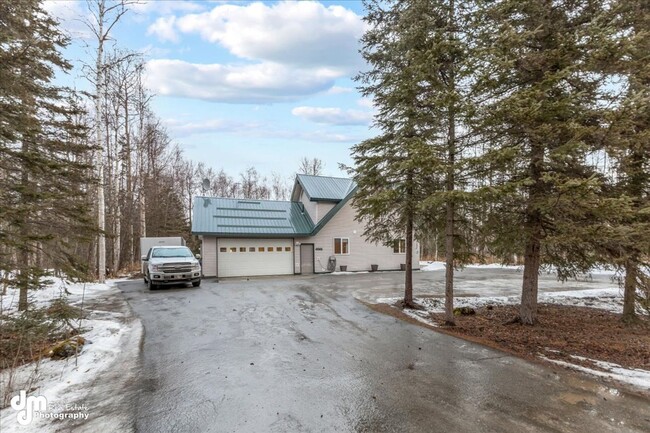 Building Photo - Well-Maintained, Chalet Style Home