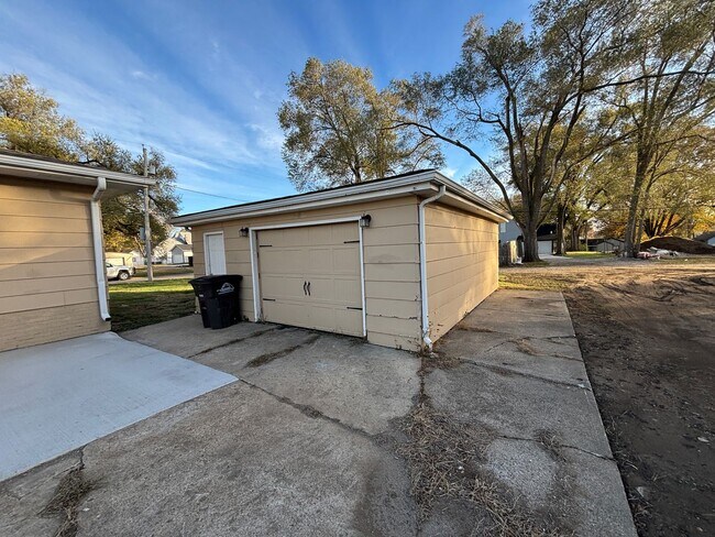 Building Photo - 2 Bedroom, 1 Bathroom Home 5 Minutes from ...