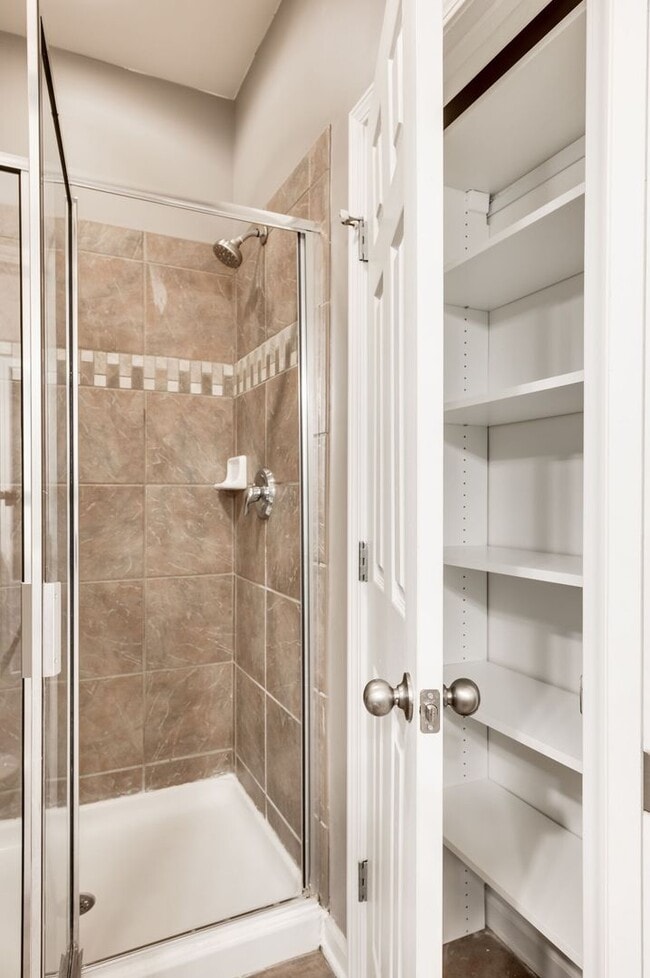 Building Photo - Awesome 2BE/2.5BA in the Pristine Park at ...