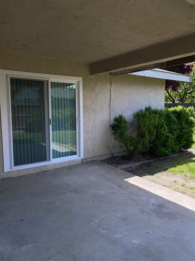 Building Photo - 2720 Summerfield Dr