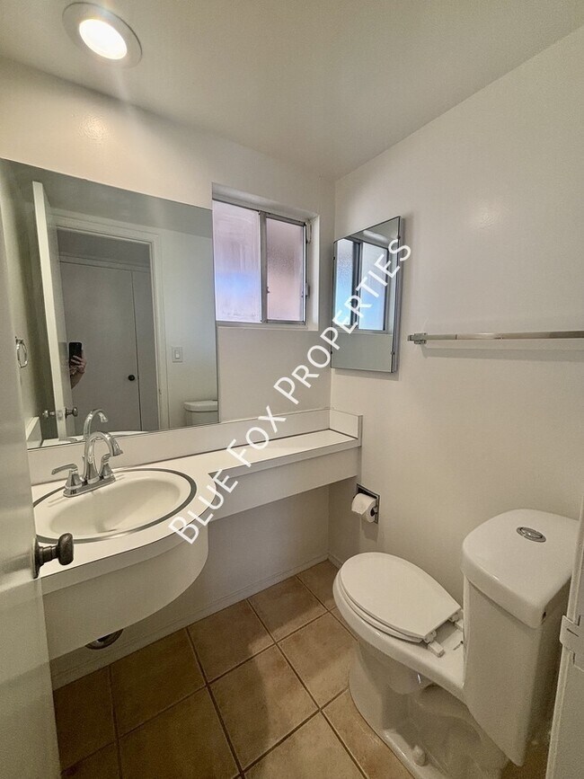 Building Photo - 900 E Vía Lucitas