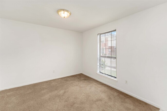 Building Photo - 13834 Trumpetvine St