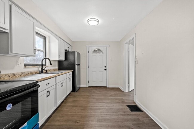 Building Photo - 1653 Suburban Ave