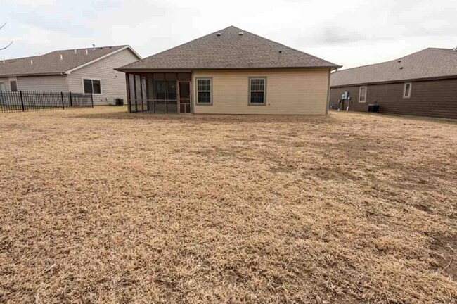 Building Photo - BEAUTIFUL HOME ON WEST SIDE!! SCREENED IN PATIO! FENCED IN YARD!