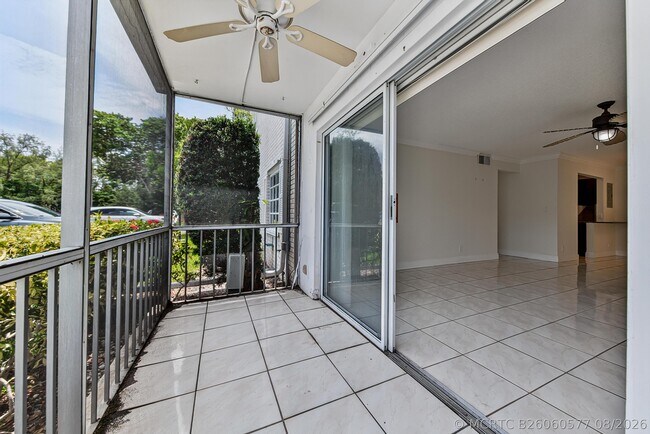 Building Photo - 6447 Bay Club Dr