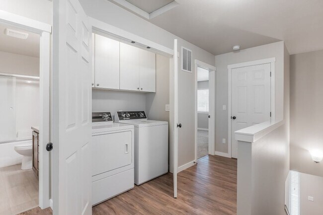 Building Photo - Townhome 3 bed 2.5 bath