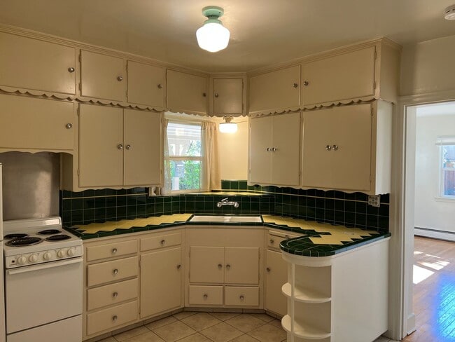 Building Photo - 1 bed/ 1 bath with laundry near UNR