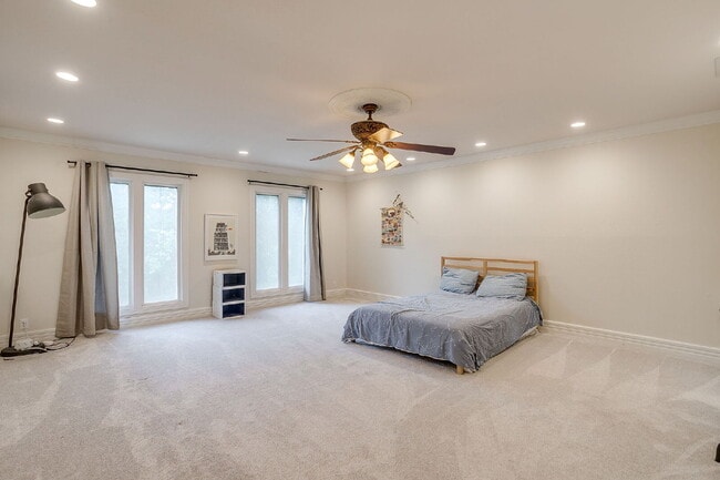 Building Photo - Private 4 Bedroom Retreat for Lease