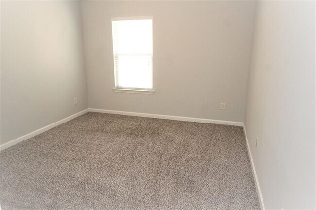 Building Photo - 681 Mimosa Way