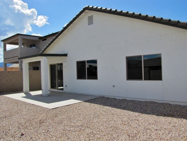 Building Photo - 3BR/2BA/2CG, 1423 sq.ft. rental in the Holiday subdivision, Sierra Vista, AZ