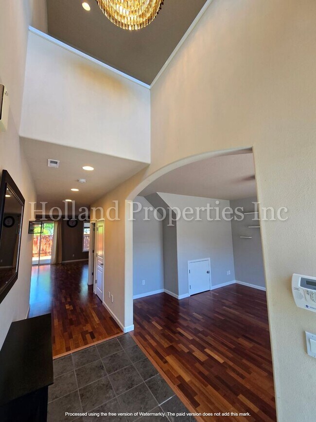 Building Photo - Modern Comfort Meets Prime Beaverton Living