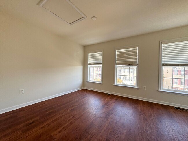 Building Photo - Stunning 3 Bed 3.5 Bath End Unit Townhome In Powells Run Village