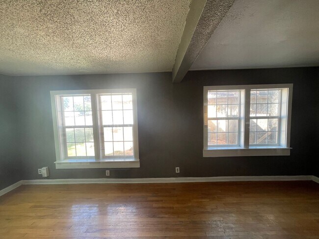 Building Photo - 3302 S 7th St