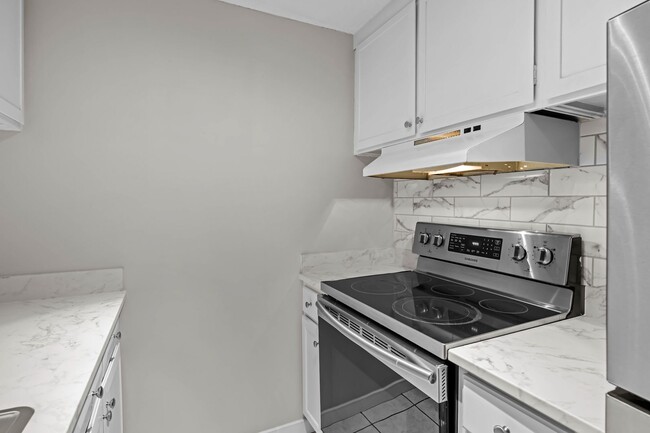 Building Photo - Updated 2-bedroom condo in Denver!