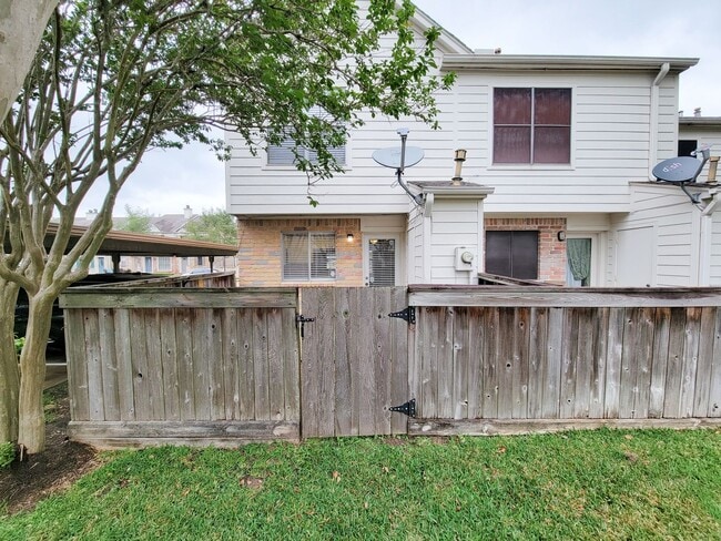 Building Photo - Welcome to This Charming Townhome Nestled ...