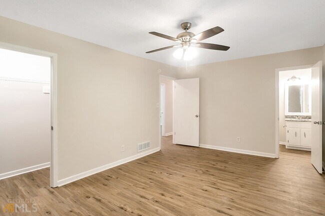 Building Photo - 58 Fair Oaks Dr SE