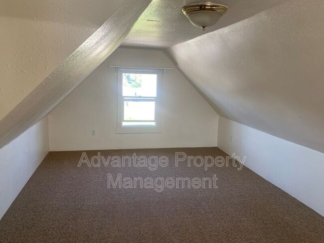 Building Photo - 324 SW Calapooia St