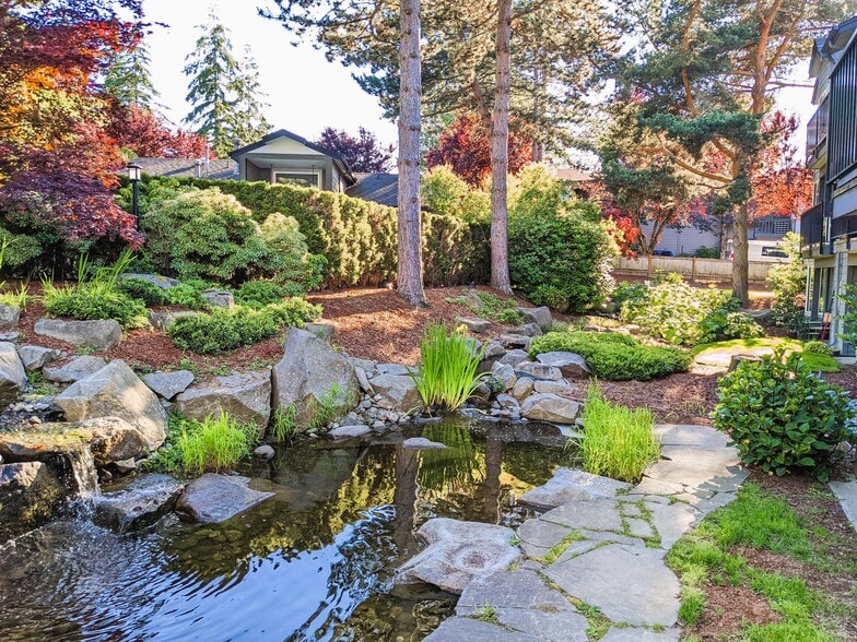 beautiful grounds - 11107 NE 125th Ln