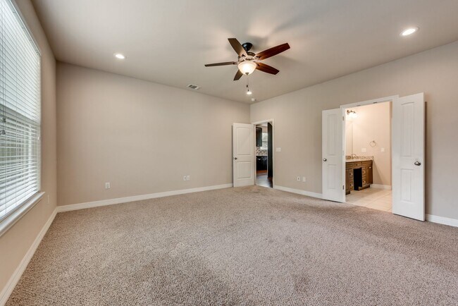 Building Photo - AVAILABLE NOW 4 BEDROOM 2.5 BATH HOME IN A...