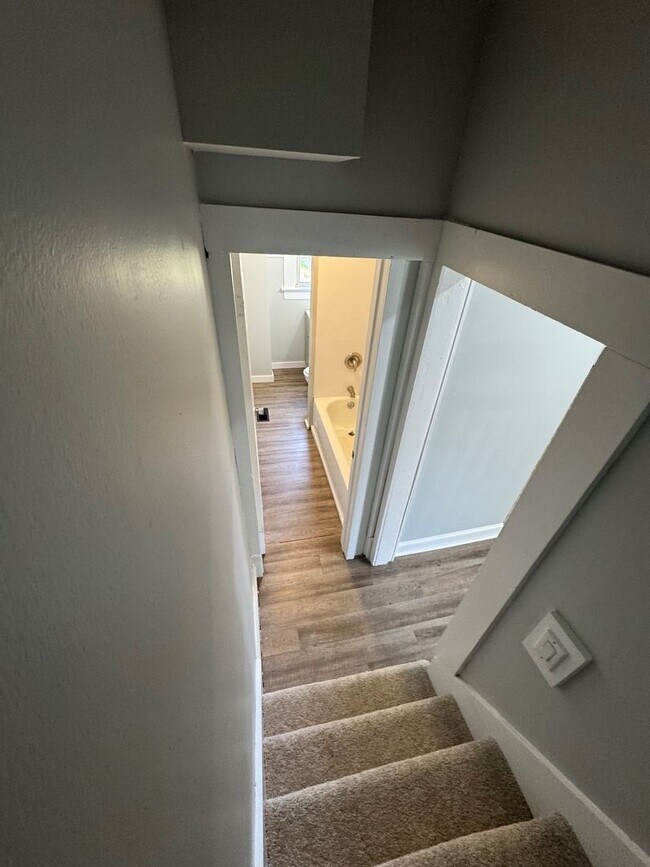 Building Photo - 384 Clarendon Ave