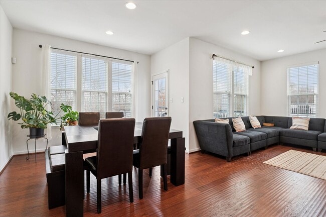 Building Photo - Stunning Town Home in Pike Creek