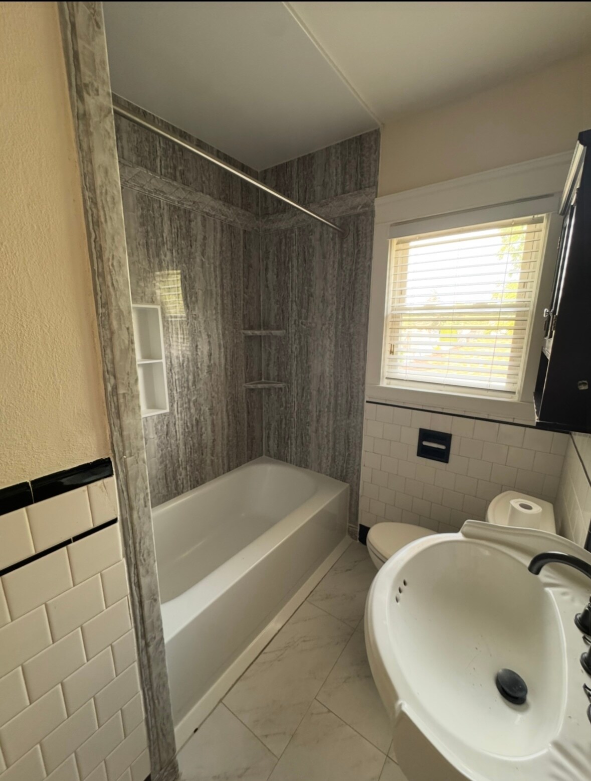 Main Bathroom - 35 Queen St
