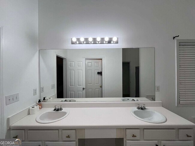 Building Photo - 2400 Miller Oaks Cir