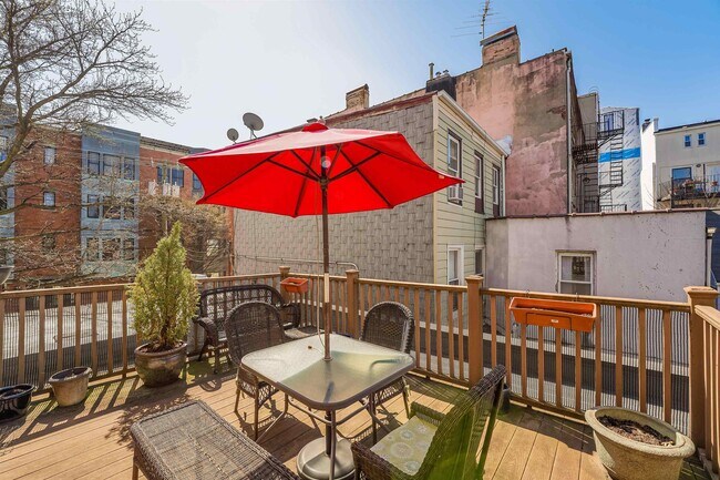 Building Photo - 202 Garden St