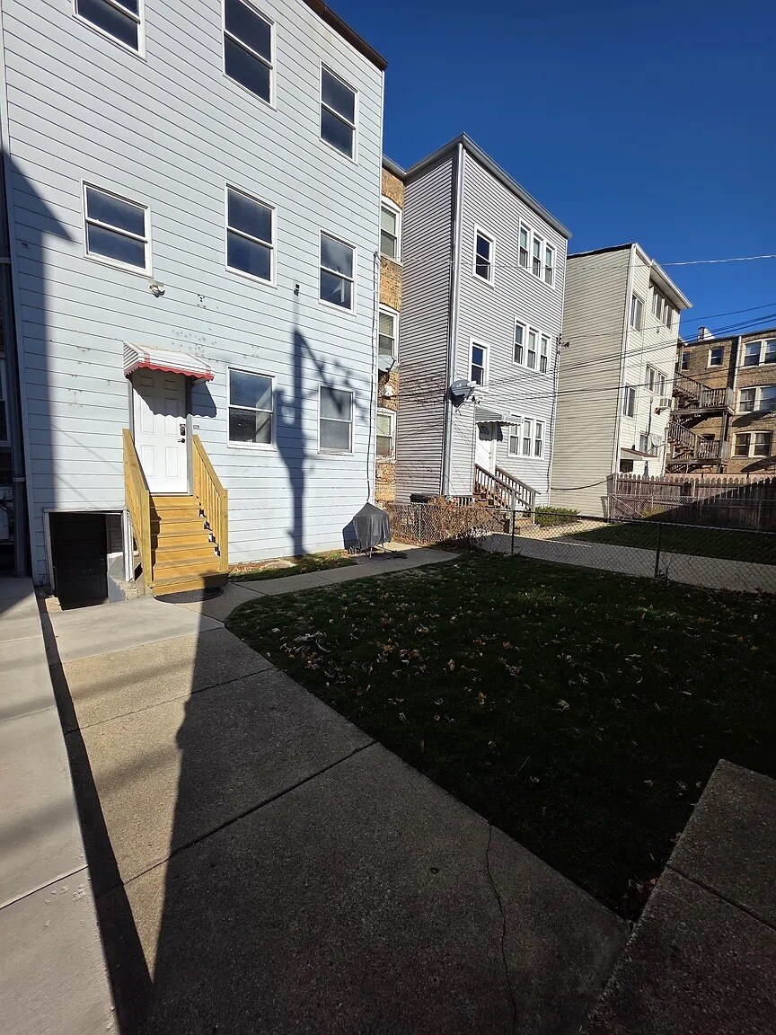 Fenced Backyard - 4831 W Roscoe St