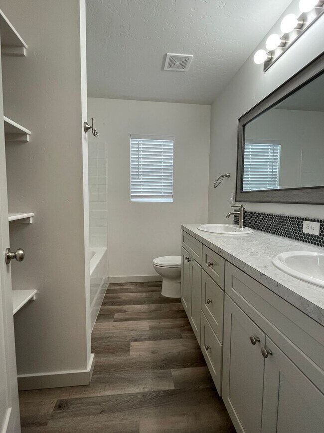 Building Photo - Beautiful3 bed 2,5 bath townhouse in Garden City