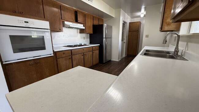 Building Photo - "Charming 2-Bed, 2-Bath Oasis in Phoenix -...